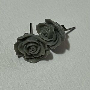 Detail carved flower stud - Grey